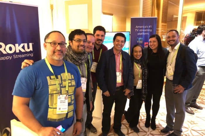 Periodistas con ejecutivos de Roku