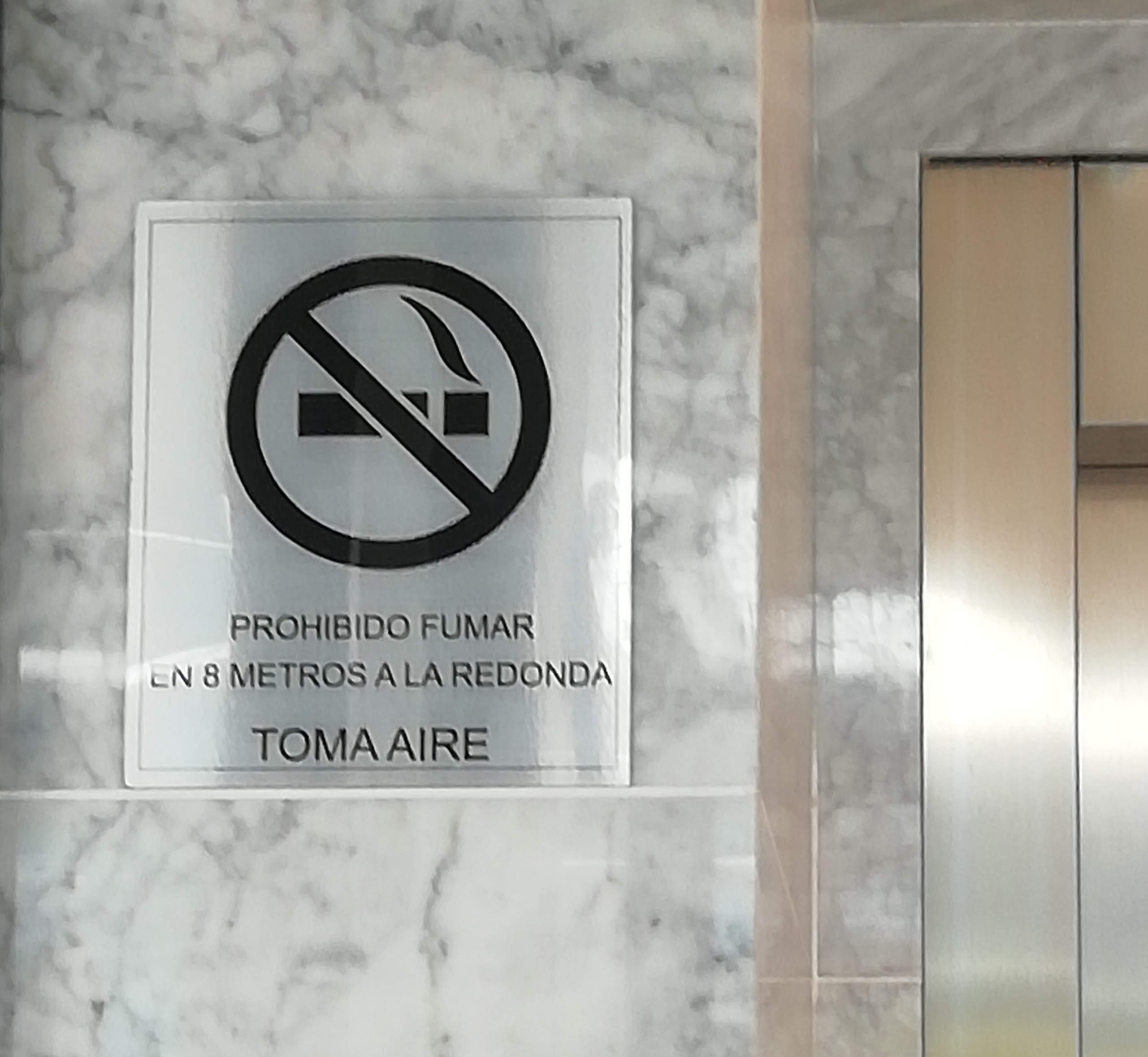 Aviso en el lobby de un edificio de la zona de El Lago, en Bogotá.